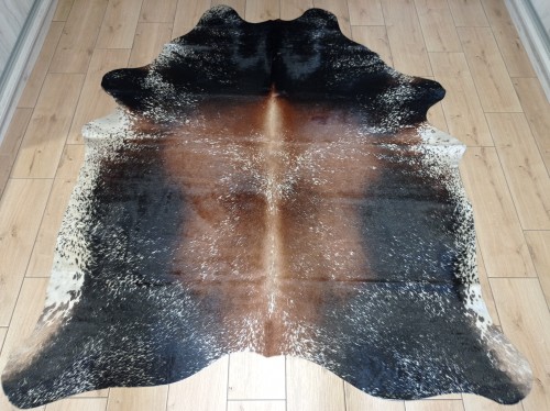 Naturalna skóra bydlęca Brązowo-czarna 195x175 cm rozłożona w dużym salonie  - dekoracyjneskory.pl