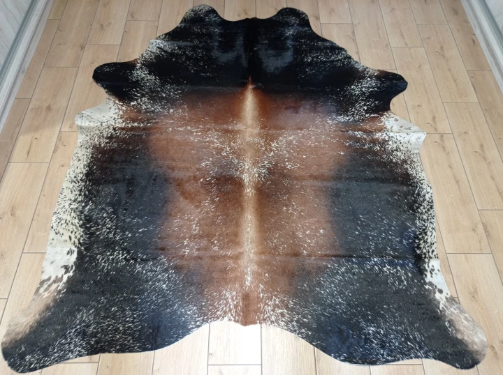 Naturalna skóra bydlęca Brązowo-czarna 195x175 cm rozłożona w dużym salonie  - dekoracyjneskory.pl