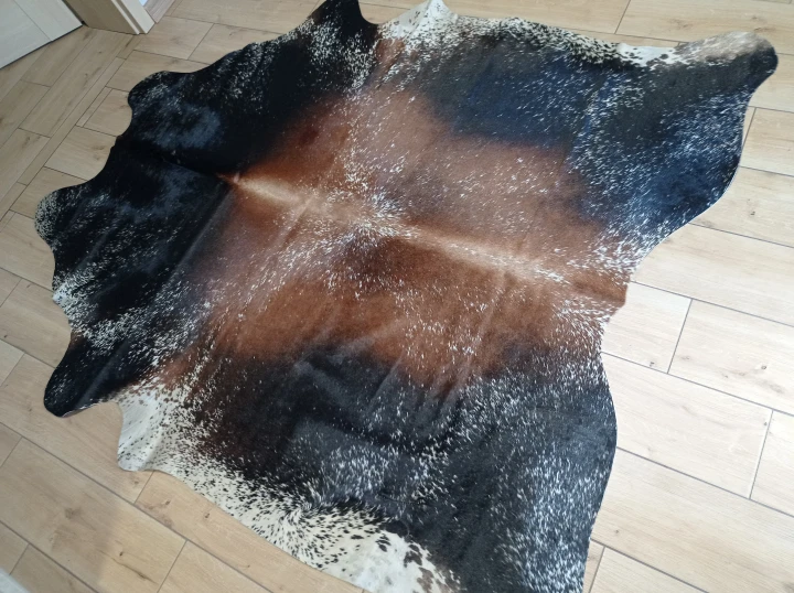 Naturalna skóra bydlęca Brązowo-czarna 195x175 cm rozłożona w dużym salonie  - dekoracyjneskory.pl