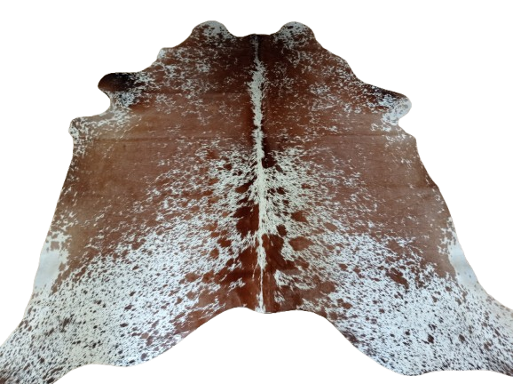 Naturalna skóra bydlęca ŁACIATA 195x195 cm rozłożona w dużym salonie  - dekoracyjneskory.pl