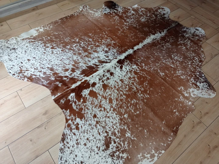 Naturalna skóra bydlęca ŁACIATA 195x195 cm rozłożona w dużym salonie  - dekoracyjneskory.pl