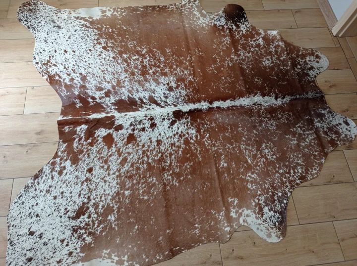 Naturalna skóra bydlęca ŁACIATA 195x195 cm rozłożona w dużym salonie  - dekoracyjneskory.pl