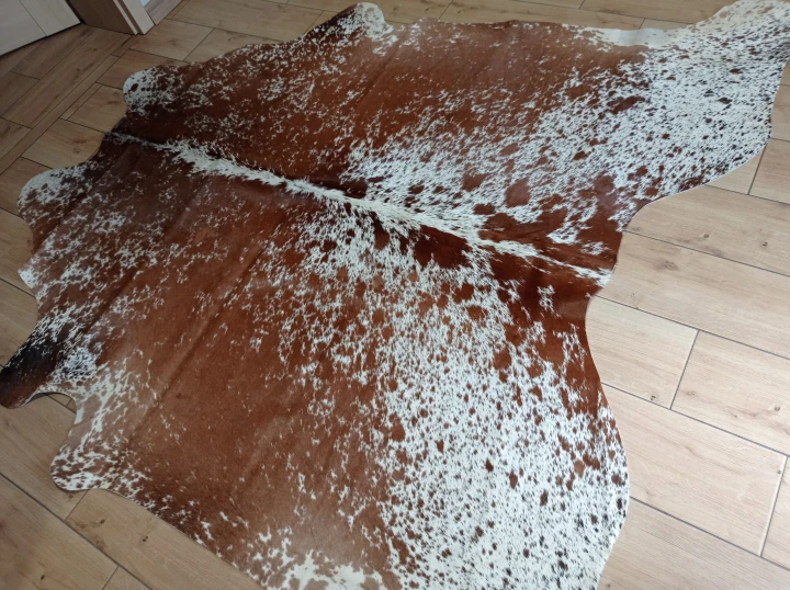 Naturalna skóra bydlęca ŁACIATA 195x195 cm rozłożona w dużym salonie  - dekoracyjneskory.pl