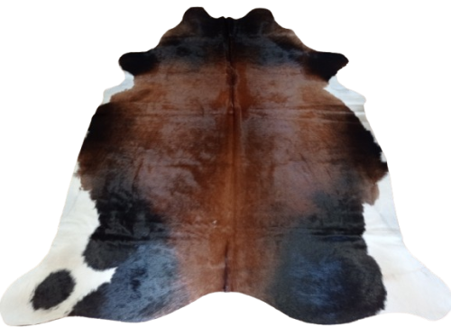 Naturalna skóra bydlęca BRĄZOWO-CZARNA 255x180 cm rozłożona w dużym salonie  - dekoracyjneskory.pl