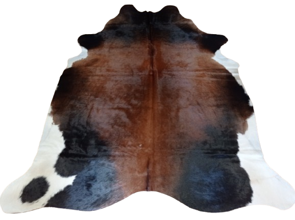 Naturalna skóra bydlęca BRĄZOWO-CZARNA 255x180 cm rozłożona w dużym salonie  - dekoracyjneskory.pl