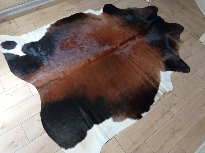 Naturalna skóra bydlęca BRĄZOWO-CZARNA 255x180 cm rozłożona w dużym salonie  - dekoracyjneskory.pl