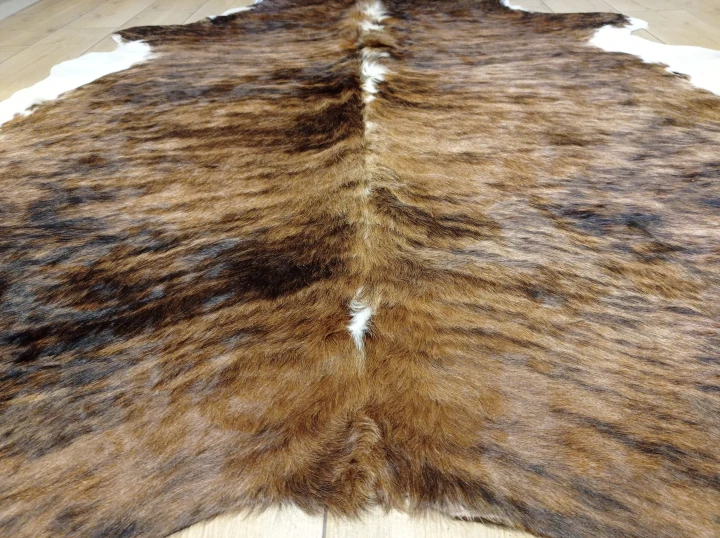 Naturalna skóra bydlęca TYGRYS 205x195 cm rozłożona w dużym salonie  - zbliżenie na lśniący włos - dekoracyjneskory.pl