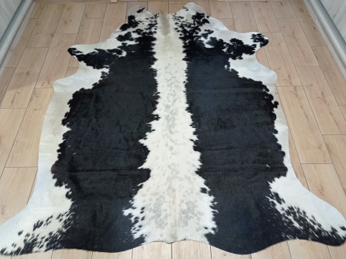 Naturalna skóra bydlęca CZARNO-KREMOWA 210x175 cm rozłożona w dużym salonie  - dekoracyjneskory.pl