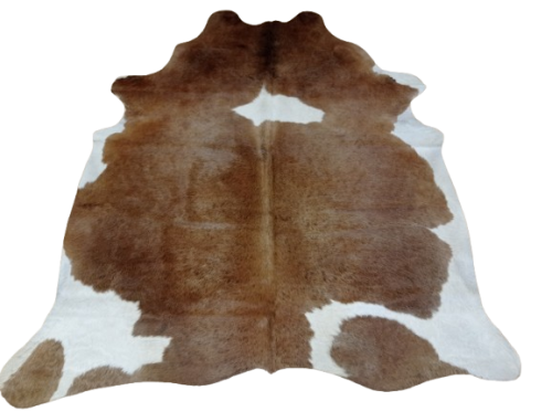 Naturalna skóra bydlęca brązowo-biała 200x165 cm rozłożona w dużym salonie  - dekoracyjneskory.pl