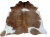 Naturalna skóra bydlęca brązowo-biała 200x165 cm rozłożona w dużym salonie  - dekoracyjneskory.pl