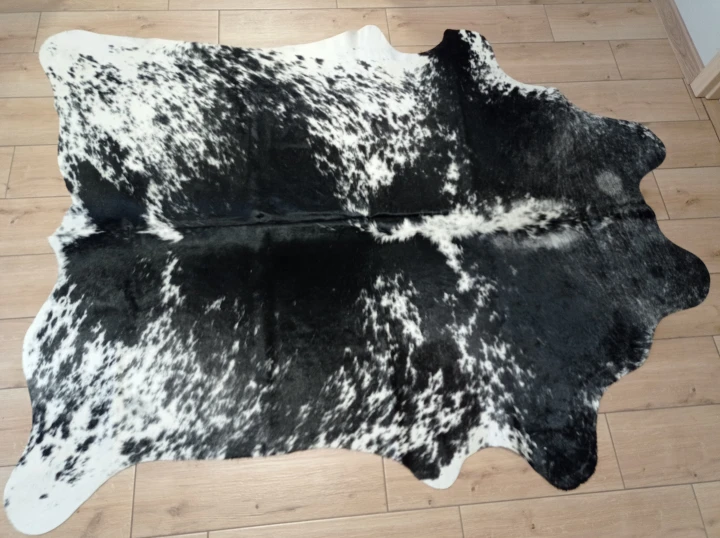 Naturalna skóra bydlęca CZARNO-BIAŁO-SZARA 190x165 cm rozłożona w dużym salonie  - dekoracyjneskory.pl