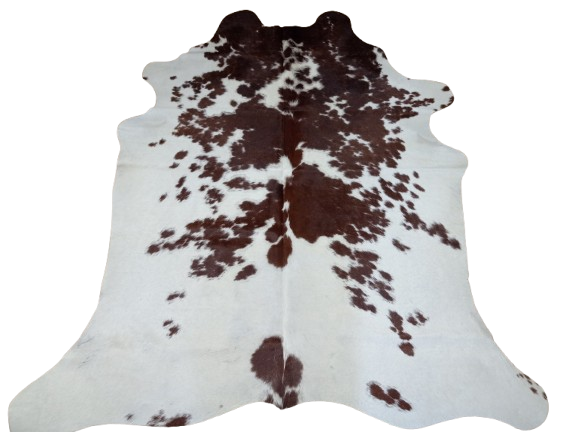 Naturalna skóra bydlęca BRĄZOWO-KREMOWA 205x180 cm rozłożona w dużym salonie  - dekoracyjneskory.pl