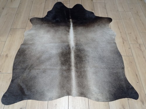 Naturalna skóra bydlęca SZARO-BRĄZOWA 140x130 cm rozłożona w dużym salonie  - dekoracyjneskory.pl