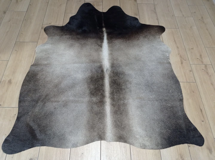 Naturalna skóra bydlęca SZARO-BRĄZOWA 140x130 cm rozłożona w dużym salonie  - dekoracyjneskory.pl