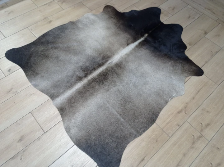 Naturalna skóra bydlęca SZARO-BRĄZOWA 140x130 cm rozłożona w dużym salonie  - dekoracyjneskory.pl