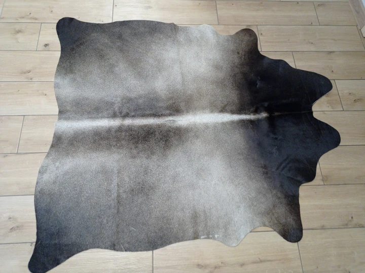 Naturalna skóra bydlęca SZARO-BRĄZOWA 140x130 cm rozłożona w dużym salonie  - dekoracyjneskory.pl