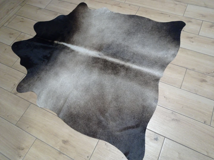 Naturalna skóra bydlęca SZARO-BRĄZOWA 140x130 cm rozłożona w dużym salonie  - dekoracyjneskory.pl