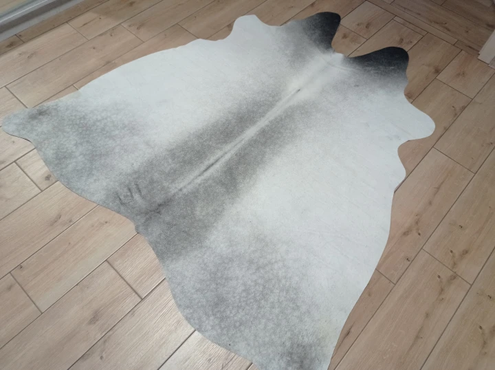 Naturalna skóra bydlęca SZARA 160x155 cm rozłożona w dużym salonie  - dekoracyjneskory.pl