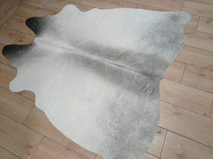 Naturalna skóra bydlęca SZARA 160x155 cm rozłożona w dużym salonie  - dekoracyjneskory.pl