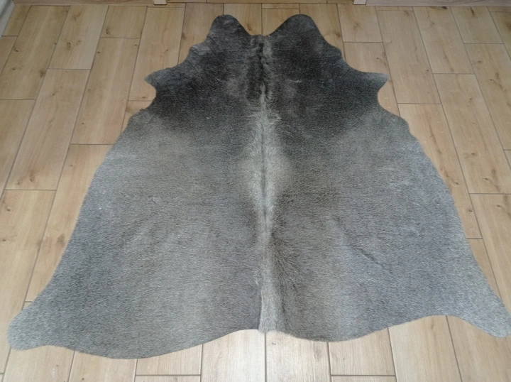 Naturalna skóra bydlęca CIEMNOSZARA 152x152 cm rozłożona w dużym salonie  - dekoracyjneskory.pl