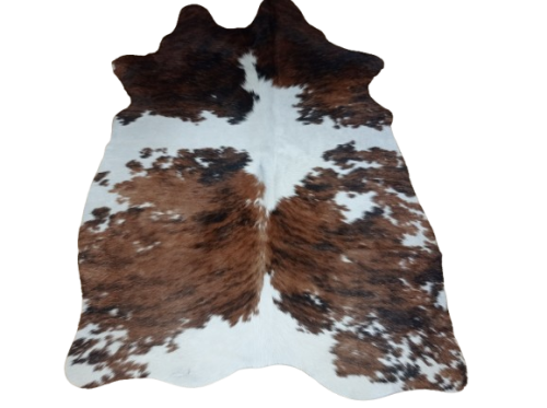 Naturalna skóra bydlęca ŁACIATY TRICOLOR 165x110 cm rozłożona w dużym salonie  - dekoracyjneskory.pl