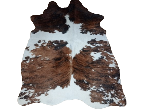 Naturalna skóra bydlęca ŁACIATY TRICOLOR 165x110 cm rozłożona w dużym salonie  - dekoracyjneskory.pl