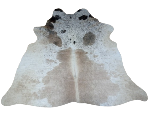Naturalna skóra bydlęca ŁACIATA BEŻOWO-BRĄZOWA 130x140 cm rozłożona w dużym salonie  - dekoracyjneskory.pl
