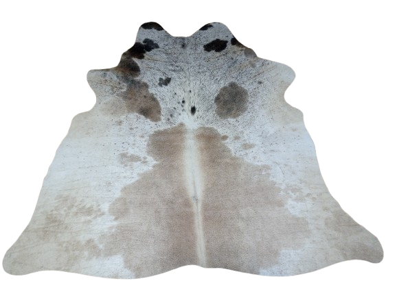 Naturalna skóra bydlęca ŁACIATA BEŻOWO-BRĄZOWA 130x140 cm rozłożona w dużym salonie  - dekoracyjneskory.pl