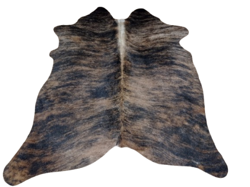 Naturalna skóra bydlęca TYGRYS BRĄZOWO-RUDY 140x125 cm rozłożona w dużym salonie  - dekoracyjneskory.pl