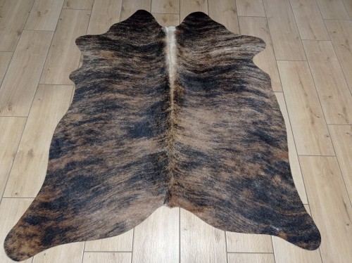 Naturalna skóra bydlęca TYGRYS BRĄZOWO-RUDY 140x125 cm rozłożona w dużym salonie  - dekoracyjneskory.pl