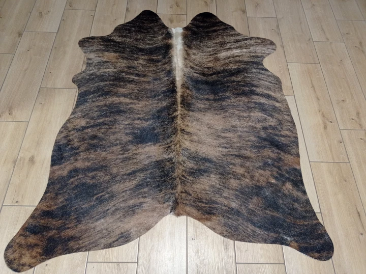 Naturalna skóra bydlęca TYGRYS BRĄZOWO-RUDY 140x125 cm rozłożona w dużym salonie  - dekoracyjneskory.pl