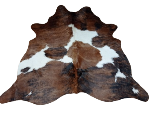Naturalna skóra bydlęca ŁACIATY TRICOLOR 125x135 cm rozłożona w dużym salonie  - dekoracyjneskory.pl