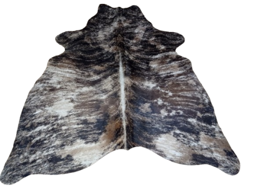 Naturalna skóra bydlęca TYGRYS BRĄZOWO-BEŻOWY 140x130 cm rozłożona w dużym salonie  - dekoracyjneskory.pl