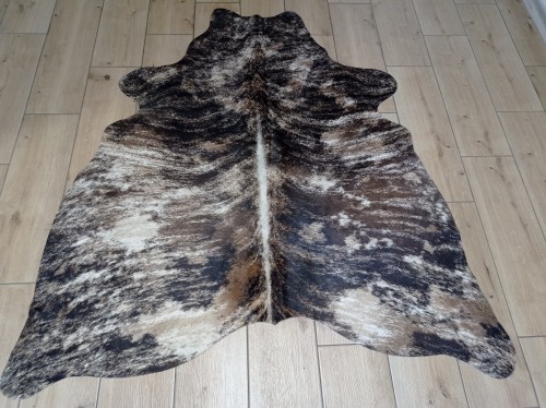 Naturalna skóra bydlęca TYGRYS BRĄZOWO-BEŻOWY 140x130 cm rozłożona w dużym salonie  - dekoracyjneskory.pl