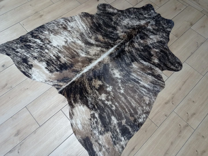 Naturalna skóra bydlęca TYGRYS BRĄZOWO-BEŻOWY 140x130 cm rozłożona w dużym salonie  - dekoracyjneskory.pl