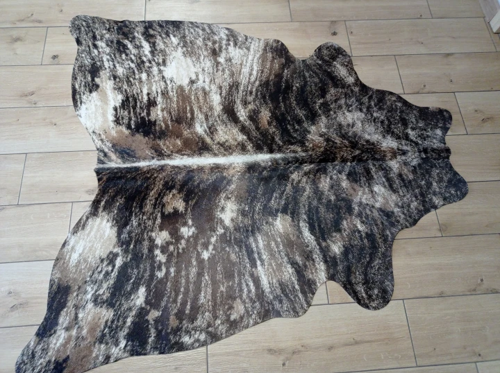 Naturalna skóra bydlęca TYGRYS BRĄZOWO-BEŻOWY 140x130 cm rozłożona w dużym salonie  - dekoracyjneskory.pl