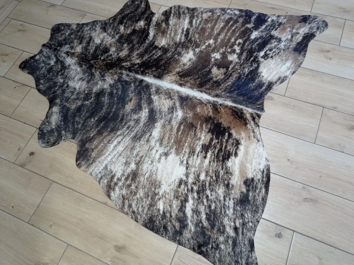 Naturalna skóra bydlęca TYGRYS BRĄZOWO-BEŻOWY 140x130 cm rozłożona w dużym salonie  - dekoracyjneskory.pl